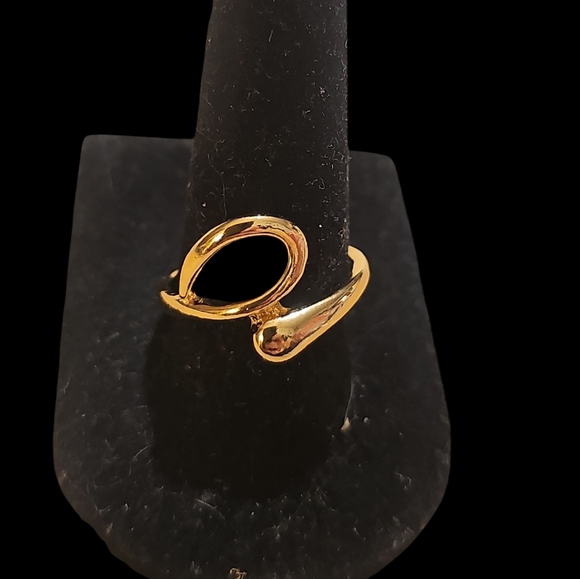 Chic Gold Women's Ring - Picture 1 of 2
